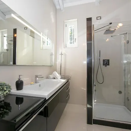 Laveno-mombello Sleeps 6 Pool *